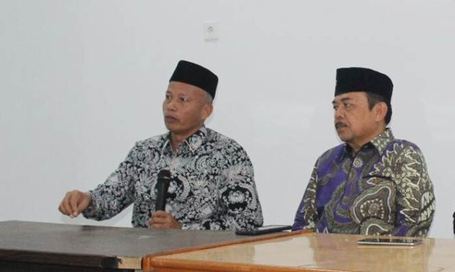 
 Ketua PWM Sumbar Bakhtiar bersama Apris, Sekretaris PWM saat membuka Bimtek Jurnalistik, Rabu (7/6) di Kantor PWM Sumbar. (Dok. Humas PWM Sumbar)