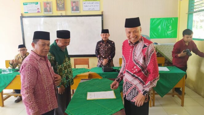 
 Ketua PWM Sumbar, Dr. Bakhtiar menandatangani berita acara Sertijab jabatan ketua dan PDM Kabupaten Solok.(Syafriadi)