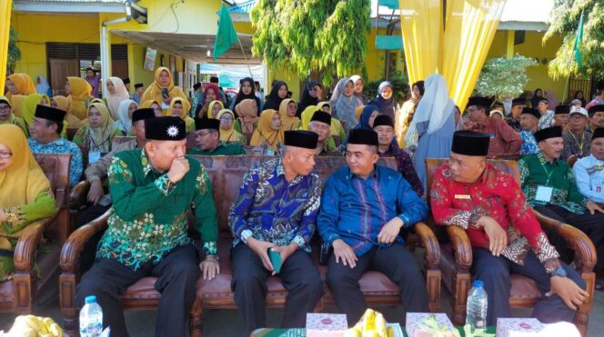 
 Wabup Pessel, Rudi Hariansyah bersama ketua PWM, Dr. Bakhtiar dan jajaran saat pembukaan Musyda terpadu Muhammadiyah Pesisir Selatan.(Ist)