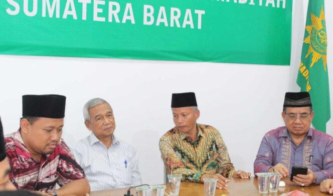 
 Ketua PP Muhammadiyah, Busyro Muqqaddas dan ketua LHKP Pusat, Al-Hamdi saat bersilaturahmi dengan ketua PWM, Dr. Bakhtiar dan jajaran di GDM Sawahan Padang.(Endrio)