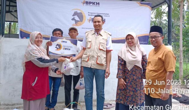 
 Ketua Lazismu Kabupaten Solok, Atri Tarmizi menyerahkan secara simbolis daging kurban bantuan BPKH kepada penerima.(Nurhamidar)