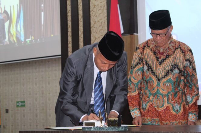 
 Ketua PWM Sumbar, Bakhtiar saat menandatangani serah terima BPH UM Sumbar periode 2023-2027. (Dok.Humas PWM Sumbar)