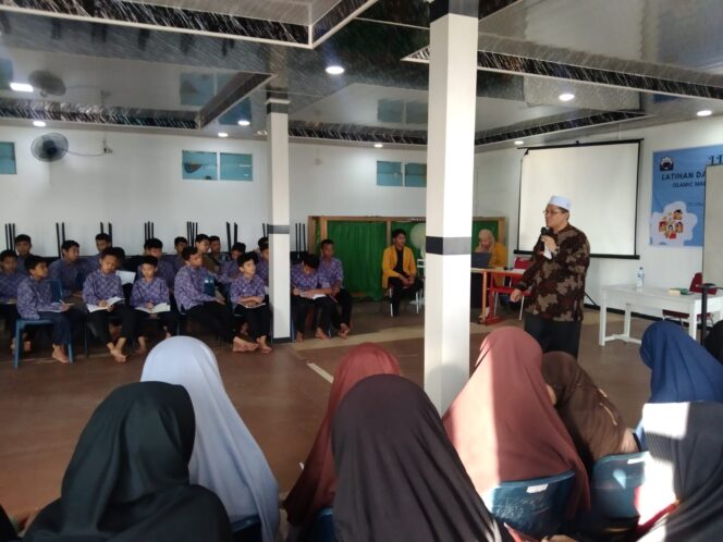  
Ketua Pimpinan Daerah Muhammadiyah (PDM) Kota Payakumbuh, Irwandi Nashir saat menyampaikan materi Muhammadiyah dalam Latihan Taruna Melati 1 atau Latihan Dasar Kepemimpinan Ikatan Pelajar Muhammdiyah di Komplek Perguruan Madani Islamic School, Kota Payakumbuh, Kamis (15/6/2023). (Foto: Wengki C)