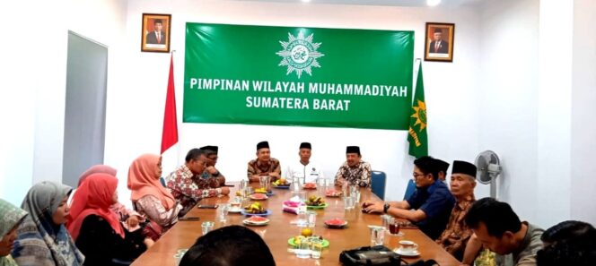 
 Sekretaris Pimpinan Pusat (PP) Muhammadiyah, Muhammad Izzul Muslimin dalam pertemuan bersama dengan Pimpinan, Majelis/Lembaga/badan/biro, pimpinan Ortom, dan pimpinan amal usaha Muhammadiyah Sumatera Barat (Sumbar) di Gedung Dakwah Muhammadiyah Sumbar, Padang, Sabtu (17/6/2023). (Dok.Istimewa)