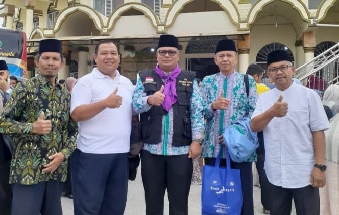 
 Sekda yang juga Ketua PDM Solsel, Dr. Syamsurizaldi bersama wakil ketua PDM, Dr. Fidel Effendi jelang berangkat dari Solok Selatan menuju Asrama Haji.(Irza Gamal S.)