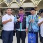 Sekda yang juga Ketua PDM Solsel, Dr. Syamsurizaldi bersama wakil ketua PDM, Dr. Fidel Effendi jelang berangkat dari Solok Selatan menuju Asrama Haji.(Irza Gamal S.)