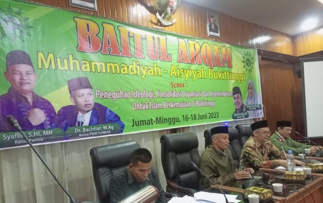 
 Sekretaris Pimpinan Pusat (PP) Muhammadiyah, M. Izzul Muslimin bersama Ketua PWM Sumbar Bakhtiar dan Sekretaris PWM Apris saat menjadi pemateri Baitul Arqam Pimpinan Muhammadiyah Bukittinggi yang berlangsung di Triarga Istana Bung Hatta, Bukittinggi, Sabtu (17/6/2023). (Dok.Istimewa)