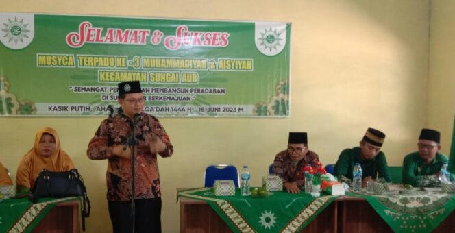 
 Ketua PDM Pasbar, Ronaldi memberikan sambutan dalam acara Musycab Muhammadiyah Sungai Aur di Gedung Dakwah Muhammadiyah Kasik Putih, Kecamatan Sungai Aur, Kabupaten Pasaman Barat, Ahad (18/6/20223). (Dok.Ardinan)