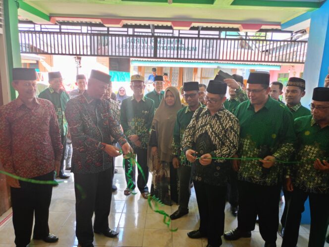 
 Sekretaris PP Muhammadiyah, Muhammad Izzul Muslimin diapit Ketua PDM Kota Payakumbuh, H.Irwandi Nashir (dua dari kanan), Ummi Wempi Wirda, Ketua PWM Sumbar, Dr. Bakhtiar (dua dari kiri) dan Ketua PDM Kabupaten Lima Kota, Nurul Hadi menggunting pita saat peresmian Rumah Qur’an Ummi Wirda Muhammadiyah Kota Payakumbuh (Dok. PDM Payakumbuh)