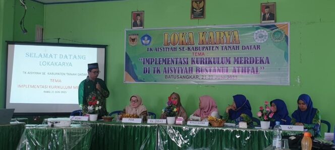 
 Perwakilan PDM, Yasmansyah, memberikan tausiah saat Lokakarya TK ABA Aiysiyah se Kabupaten Tanah Datar. (Dok.Nopil)