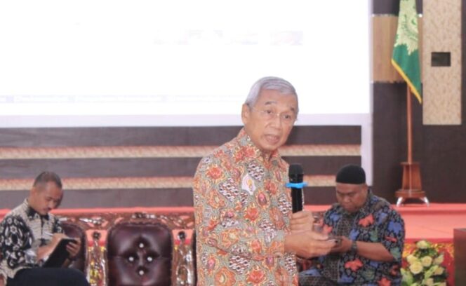 
 Ketua PP Muhammadiyah, Busyro Muqqaddas saat menjadi pembicara dalam regional meeting LHKP se-Sumatra di Padang.(Endrio)