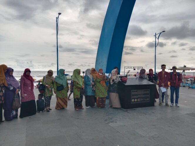 
 Warga 'Aisyiyah Sumbar gelar aksi bersih-bersih Pantai Padang. (Dok.PWA Sumbar)