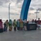 Warga 'Aisyiyah Sumbar gelar aksi bersih-bersih Pantai Padang. (Dok.PWA Sumbar)