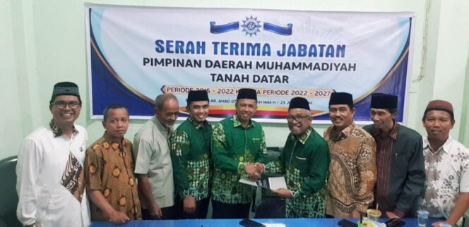 
 Serah terima jabatan Pimpinan Daerah Muhammadiyah (PDM) Tanah Datar periode 2015-2022 ke PDM periode 2022-2027 hasil Musyda Terpadu 2023 di Ruang Pertemuan PDM Tanah Datar, Ahad (25/6/2023). (Dok.Nopil Asrianto)