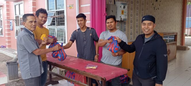  
Pembagian daging kurban di Pontren Kauman Muhammadiyah Padang Panjang. (Dok.Humas Potren Kauman Muhammadiyah Padang Panjang)