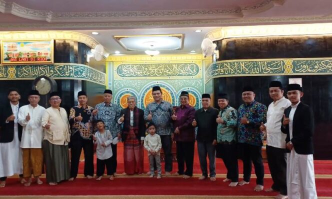 
 Jajaran PWM Sumbar foto bersama pengurus Masjid Taqwa Muhammadiyah Sumbar, usai pelaksanaan Shalat Idul Adha 1444 H.(ist)