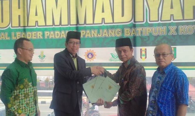 
 Ketua PDM Pabasko sebelumnya, H. Amiruddin, menyerahkan sertifikat tanah Komplek Kauman kepada Dr. Zulkarnaini selaku ketua PDM yang baru.(musriadi musanif(