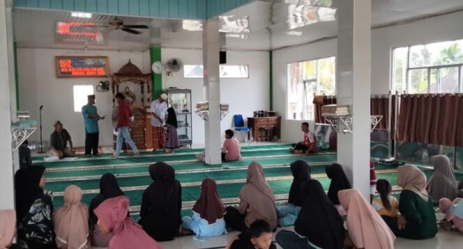 
 Pengurus Masjid Taqwa Muhammadiyah Gantung Ciri Menyerahkan santunan tahun ajaran baru bagi anak yatim yang sekolah.(Albert)