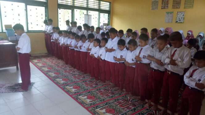 
 Praktik ibadah salat siswa SD Muhammadiyah Sawah Cangkiang yang menjadi rutinitas setiap hari sekolah.(Albert)