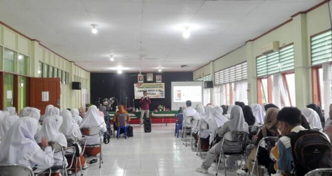 
 Seminar Enterpreneurship Polita Sumbar bersama GM Transmart Padang.(Ist)