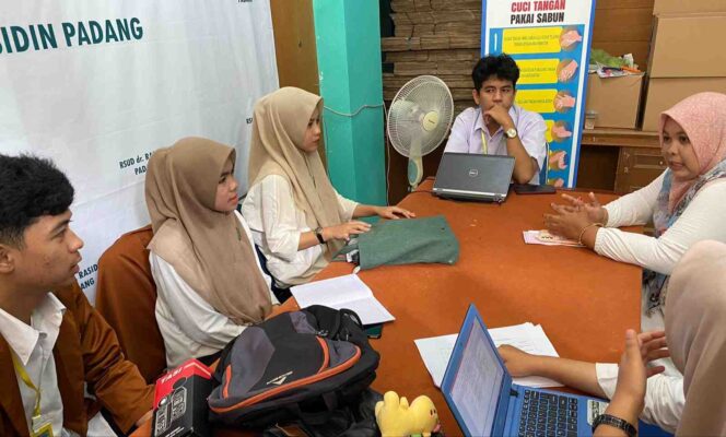 
 Mahasiswa Polita Sumbar saat menerima arahan dari pembimbing di RSUD Dr.Rasidin Padang.(NAA)