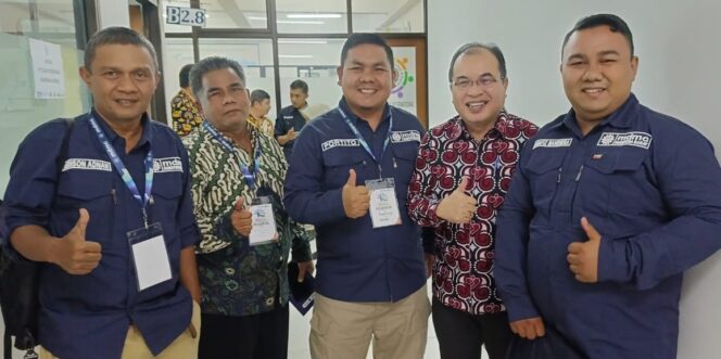 
 Wakil ketua PWM, Drs. Marhadi Efendi bersama tim LRB MDMC Sumbar saat mengikuti Rakernas di Tangerang.(Hafiz)