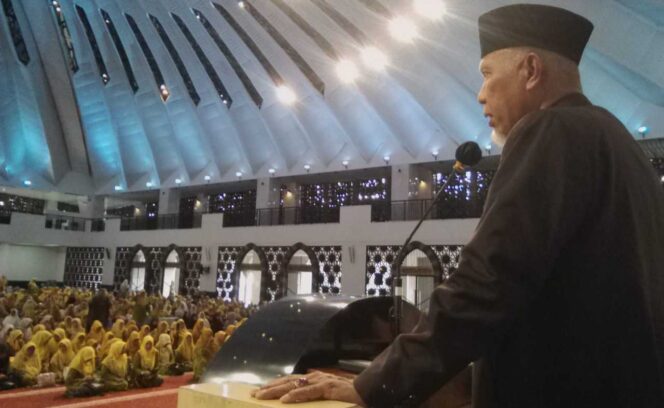 
 Gubernur Sumbar, Mahyeldi saat memberikan sambutan dalam puncak peringatan milad ke-106 'Aisyiyah di Masjid Raya Sumbar.(Adpi)