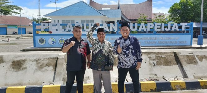 
 Ketua MDMC Sumbar Portito bersama Sekretaris Hafiz Mahendra dengan Wakil Ketua PWM Sumbar yang membidangi LRB MDMC, Marhadi Efendi. (Dok.Istimewa)