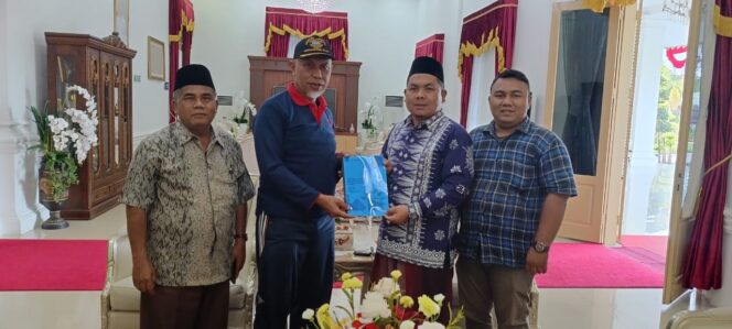 
 Ketua MDMC Sumbar Portito bersama Sekretaris Hafiz didampingi Wakil Ketua PWM Sumbar Marhadi Effendi menyerahkan proposal kepada Gubernur Buya Mahyeldi. (Dok.Istimewa)