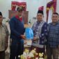 Ketua MDMC Sumbar Portito bersama Sekretaris Hafiz didampingi Wakil Ketua PWM Sumbar Marhadi Effendi menyerahkan proposal kepada Gubernur Buya Mahyeldi. (Dok.Istimewa)