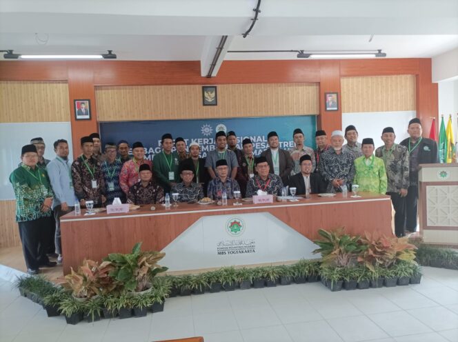 
 Ketum PP Muhammmadiyah Haedar Nashir saat menghadiri penutupan Rakernas Lembaga Pengembangan Pesantren Pimpinan Pusat (LP2 PP) Muhammadiyah di Muhammadiyah Boarding School (MBS) Prambanan, Yogyakarta, Ahad (9/7/2023). (Dok.Istimewa)