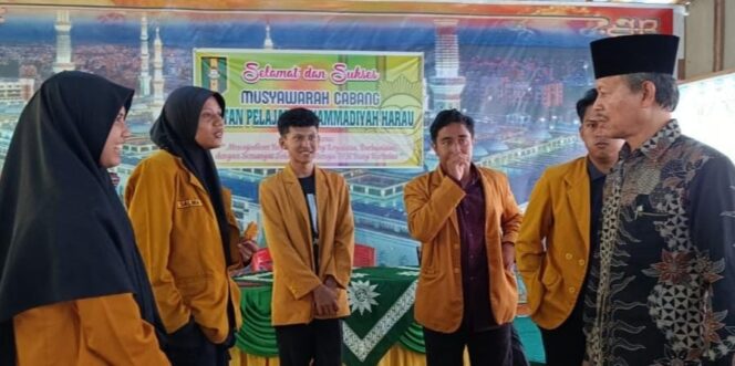 
 Pimpinan Daerah Muhammadiyah Limapuluh Kota, Ayahanda Nurul Hadi memberikan nasehat terhadap ketua umum dan jajaran PC IPM Harau.(Ist)