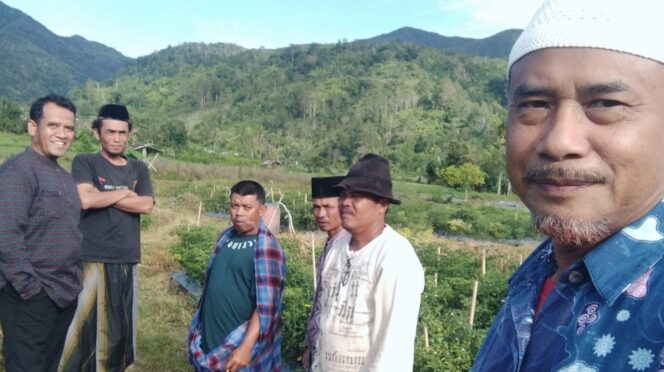 
 LPCR Muhammadiyah Solok bersama PPCM Pantai Cermin meninjau usaha pertanian yang digerakkan PRM Jabalsur Solok.(Albert)