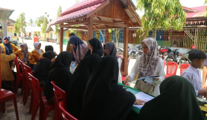 
 Para santri saat melakukan registrasi setiba di Ponpes Modern Al-Kautsar Muhammadiyah Harau.(Nauri A)