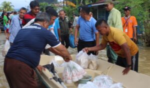 Kolaborasi MDMC Sumbar dan Lazizmu Sumbar bantu korban banjir di Kota Padang. (Istimewa)