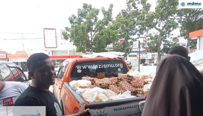 
 Penyaluran bantuan paket sembako oleh MDMC dan Lazismu Sumbar untuk korban banjir di Maninajau Agam.(Hafiz)