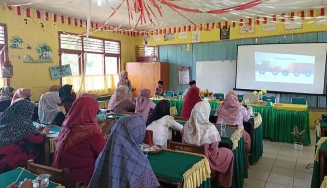 
 Mudir Pontren Kauman, Dr. Derliana saat memaparkan program tahfiz kepada guru dan wali  murid SDN 23 Cubadak.(Ist)