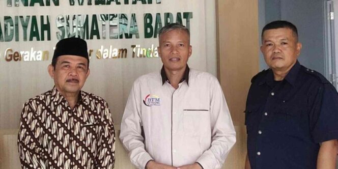 
 Ketua Kwarda HW Kabupaten Solok, Arfimasri saat bersama ketua PWM, Dr. Bakhtiar dan ketua Kwarwil Sumbar, H. Apris.(Ist)