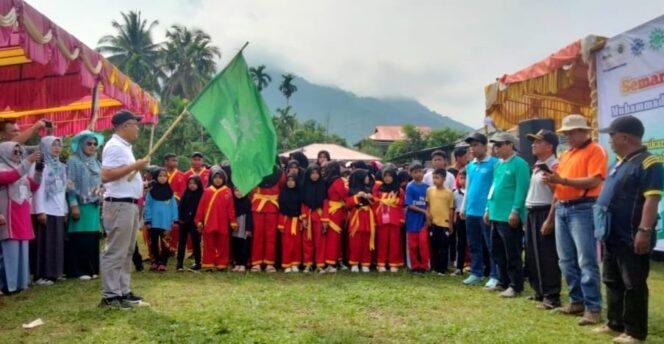 
 Kepala DPMN Kabupaten Sijunjung, Antonius melepas peserta jalan sehat musycab PC Muhammadiyah Sumpur Kudus, Kabupaten Sijunjung.(AG)