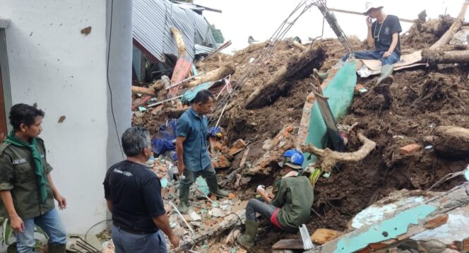 
 Tim MDMC Sumbar bersama relawan lainnya dan warga membantu pembersihan material longsor di Jorong Pantas, Kabupaten Agam.(Hafiz)