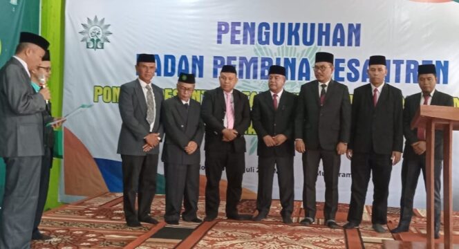 
 Ketua PWM Sumbar, Dr. Bakhtiar mengukuhkan BPP Al Mumtaz Muhammadiyah Kota Solok.(Albert)