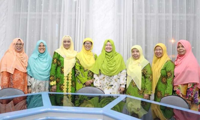 
 Rombongan Ketua PP Aisyiyah foto bersama pimpinan Diniyyah Puteri Padang Panjang.(kominfo pp)