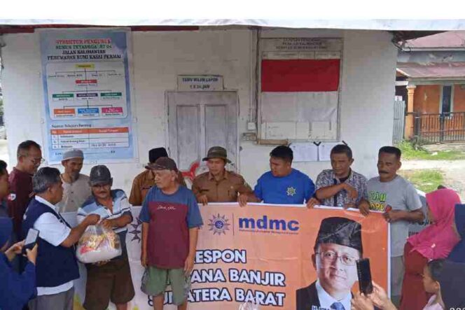 
 MDMC dan Lazizmu Sumbar bagi sembako ke warga Muhammadiya korban banjir di Padang Pariaman. (IST)