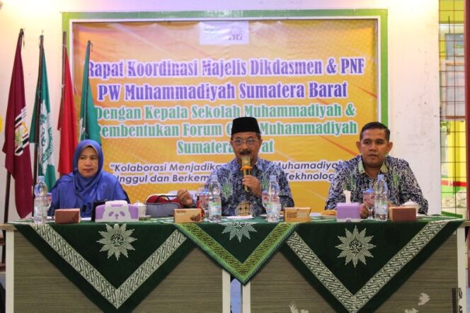 
 Ketua Majlis Dikdasmen PNF PWM Sumbar Prof. M.Zaim saat memberi arahan.(sherly)