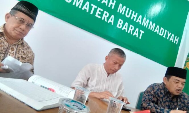 
 Ketua PWM Sumbar Bakhtiar didampingi Apris dan Ki Jal Atri Tanjung saat rapat persiapan pengukuhan BPP Kauman.(musriadi musanif(