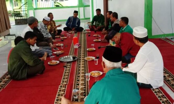 
 PDM Rohul dan Pasbar diskusi kecil di Masjid Taqwa saat sarapan, menjelang kunjungan cabang. ranting, dan berwisata.(ardinan)