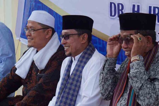 
 Bupati Tanah Datar yang juga tokoh Muhammadiyah Sumbar, Eka Putra, diapit Dr. Irwandi Nashir (kiri) dan Pimpinan Ponpes Manahijussadat,KH.Sulaiman Efendi (kanan). (IST)