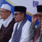 Bupati Tanah Datar yang juga tokoh Muhammadiyah Sumbar, Eka Putra, diapit Dr. Irwandi Nashir (kiri) dan Pimpinan Ponpes Manahijussadat,KH.Sulaiman Efendi (kanan). (IST)