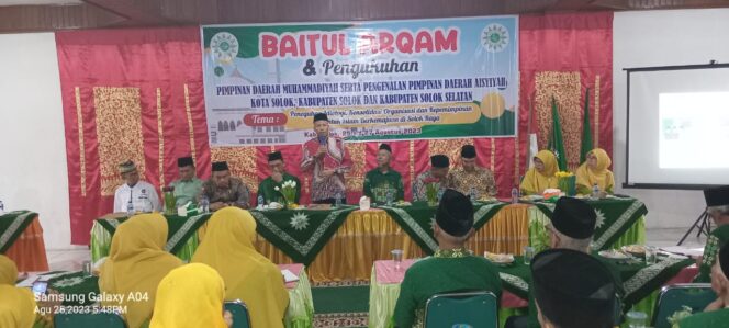 
 Ketua PW Muhammadiyah Sumbar, Dr. Bakhtiar saat membuka Baitul Arqam sekaligus pengukuhan pimpinan Muhammadiyah dan Aisyiyah Kota serta Kabupaten Solok.(Albert)