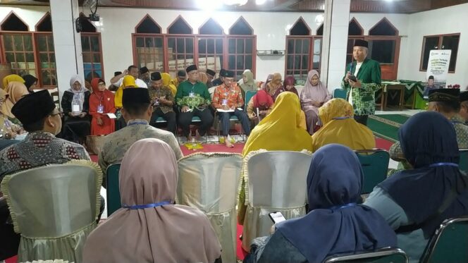 
 Ketua PWM Sumbar, Dr. Bakhtiar saat menyampaikan materi PHIWM dalam Baitul Arqam PDM dan PDA Solok Raya di Kabupaten Solok.(Ist)